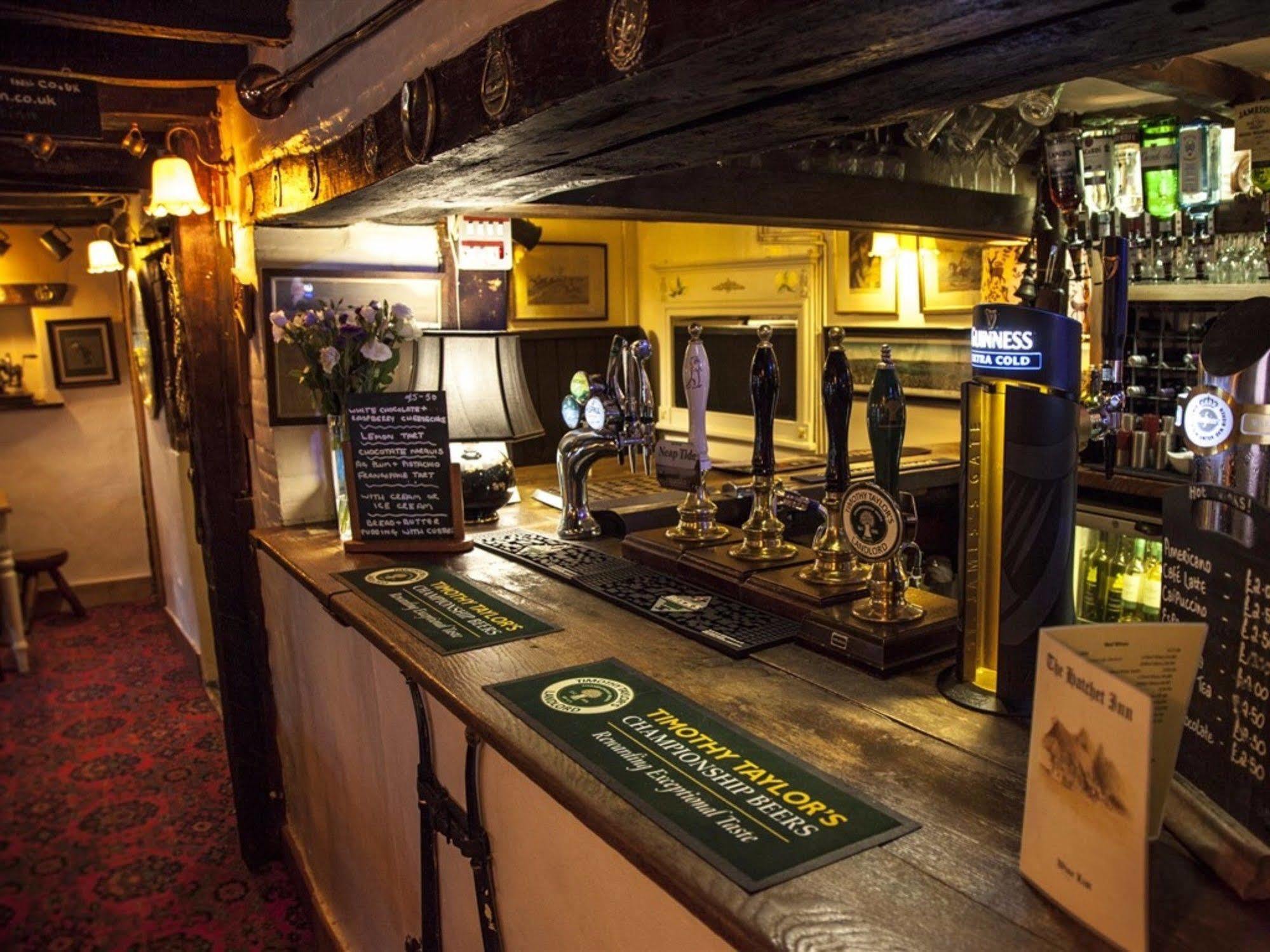 The Hatchet Inn Chute Экстерьер фото