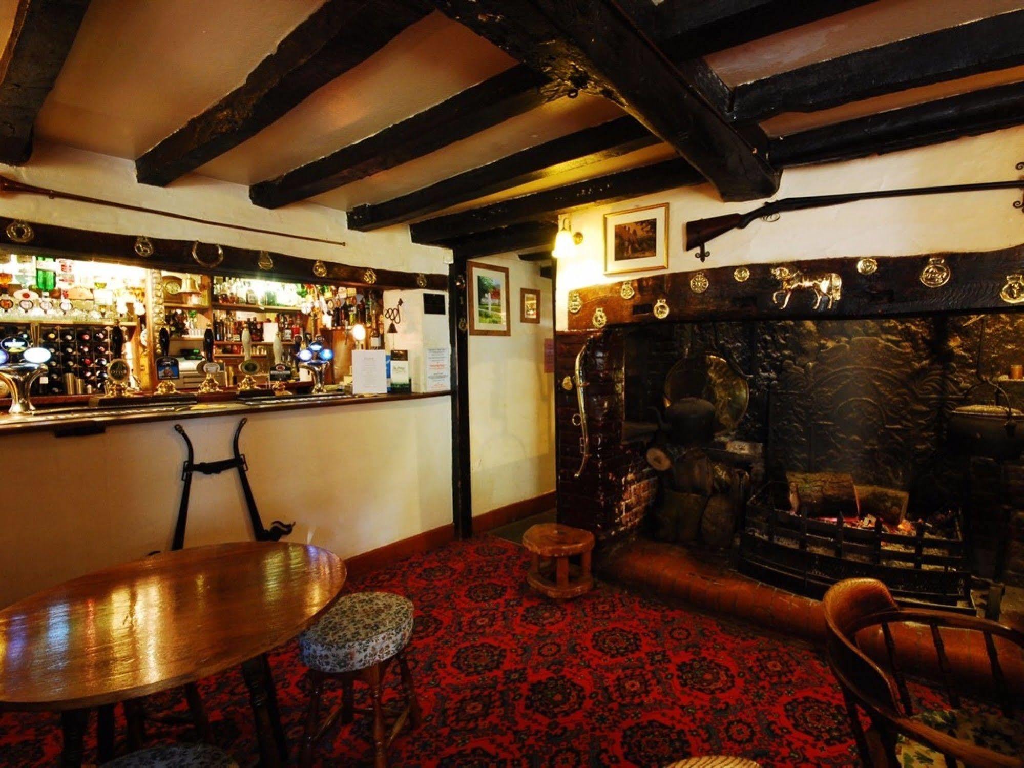 The Hatchet Inn Chute Экстерьер фото